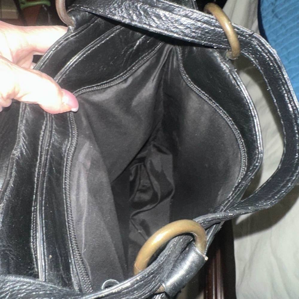 Elegant Black Leather Tote Bag - Picture 8 of 9